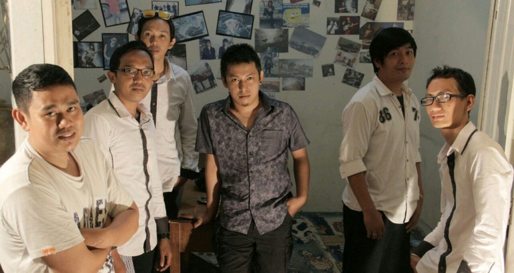 Dari kiri - Ade Octave (vocal), Irvan (Gitar 1), Bimo (Gitar 2), Echal (Keyboard), Fajar (Drum) dan Redy Octave (Bass).